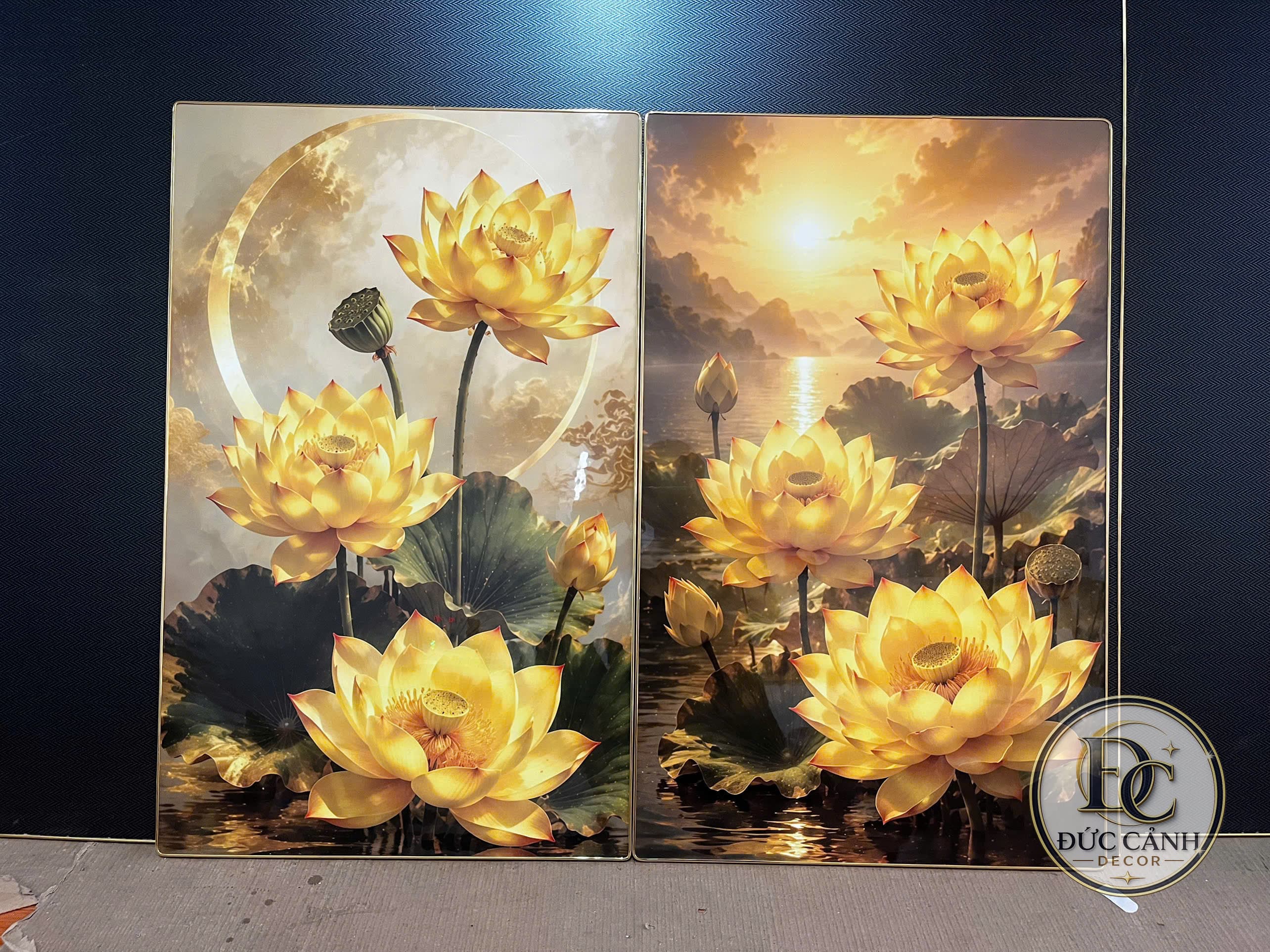 Tranh Tráng Gương Hoa Sen Vàng Bình Minh – Bộ 2 Tấm Sang Trọng Phong Thủy