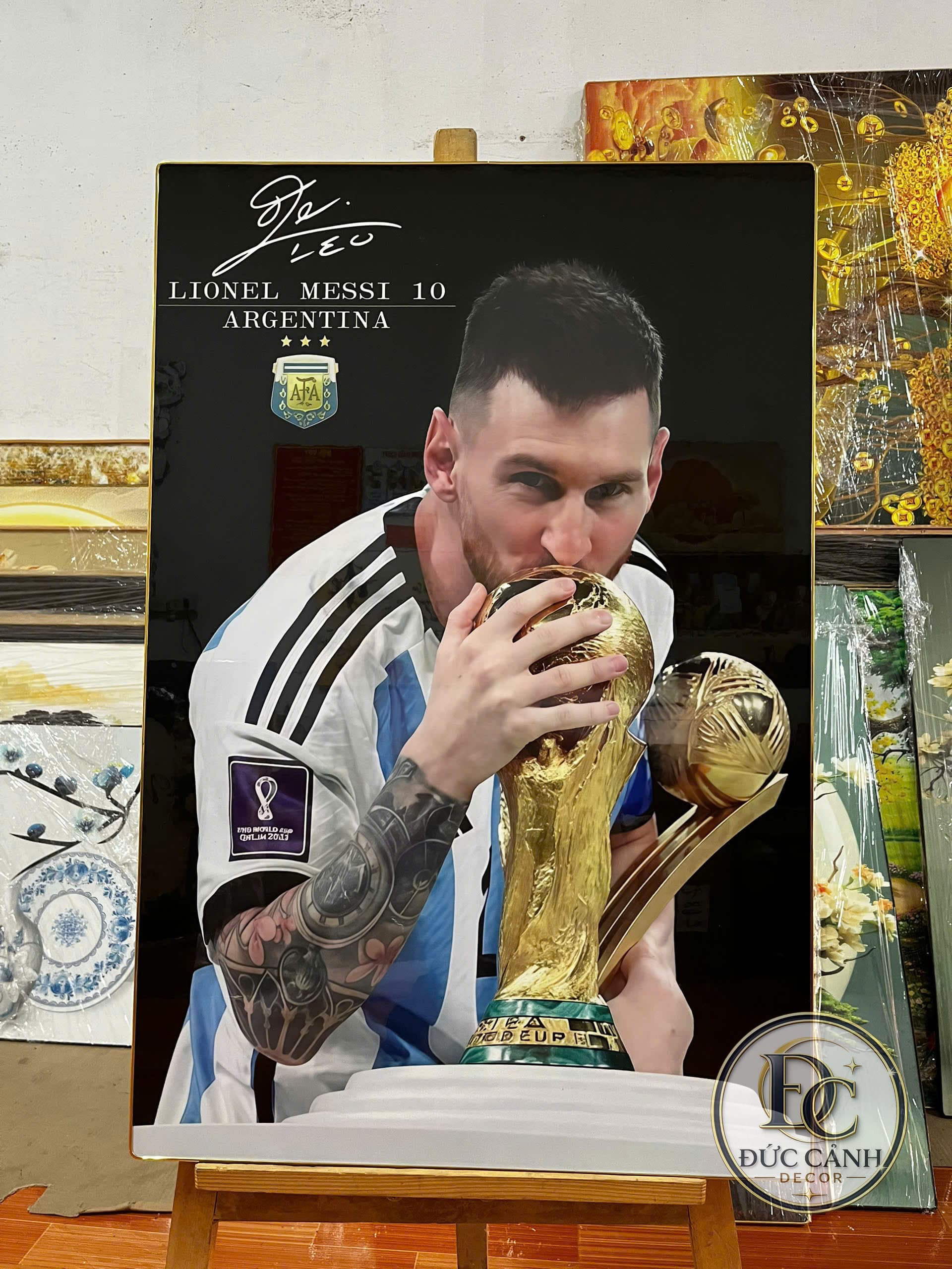 Tranh Tráng Gương Lionel Messi Hôn Cúp Vô Địch World Cup 2022