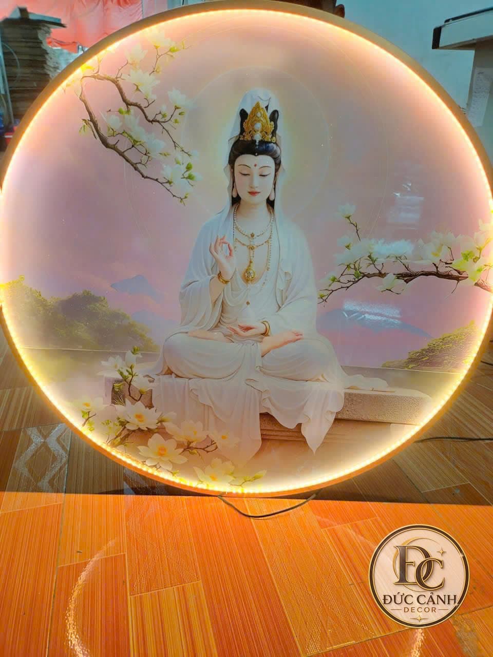 Tranh Tráng Gương Quan Âm Bồ Tát Tròn Đèn LED – Vẻ Đẹp Từ Bi & Bình An