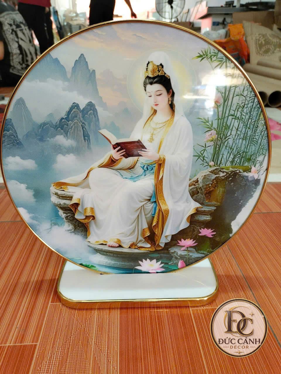 Tranh Tráng Gương Phật Bồ Tát Quan Âm Đọc Sách Dạng Tròn Đặt Bàn Cao Cấp