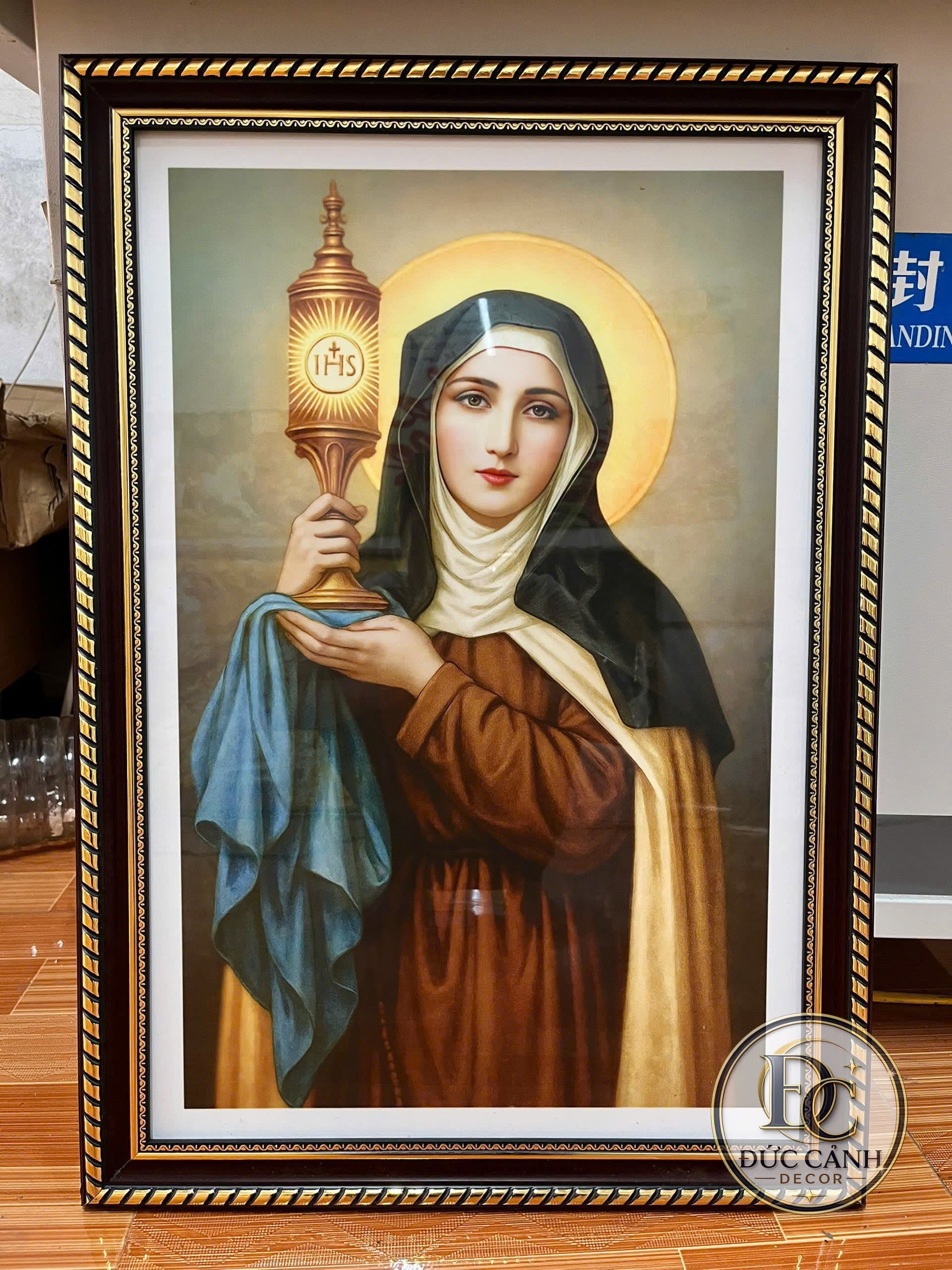 Tranh Tráng Gương Thánh CLARA (Thánh Clare Assisi) Cầm Mặt Mặt Trận Chầu – Vẻ Đẹp Trang Nghiêm Cho Gia Đình Công Giáo