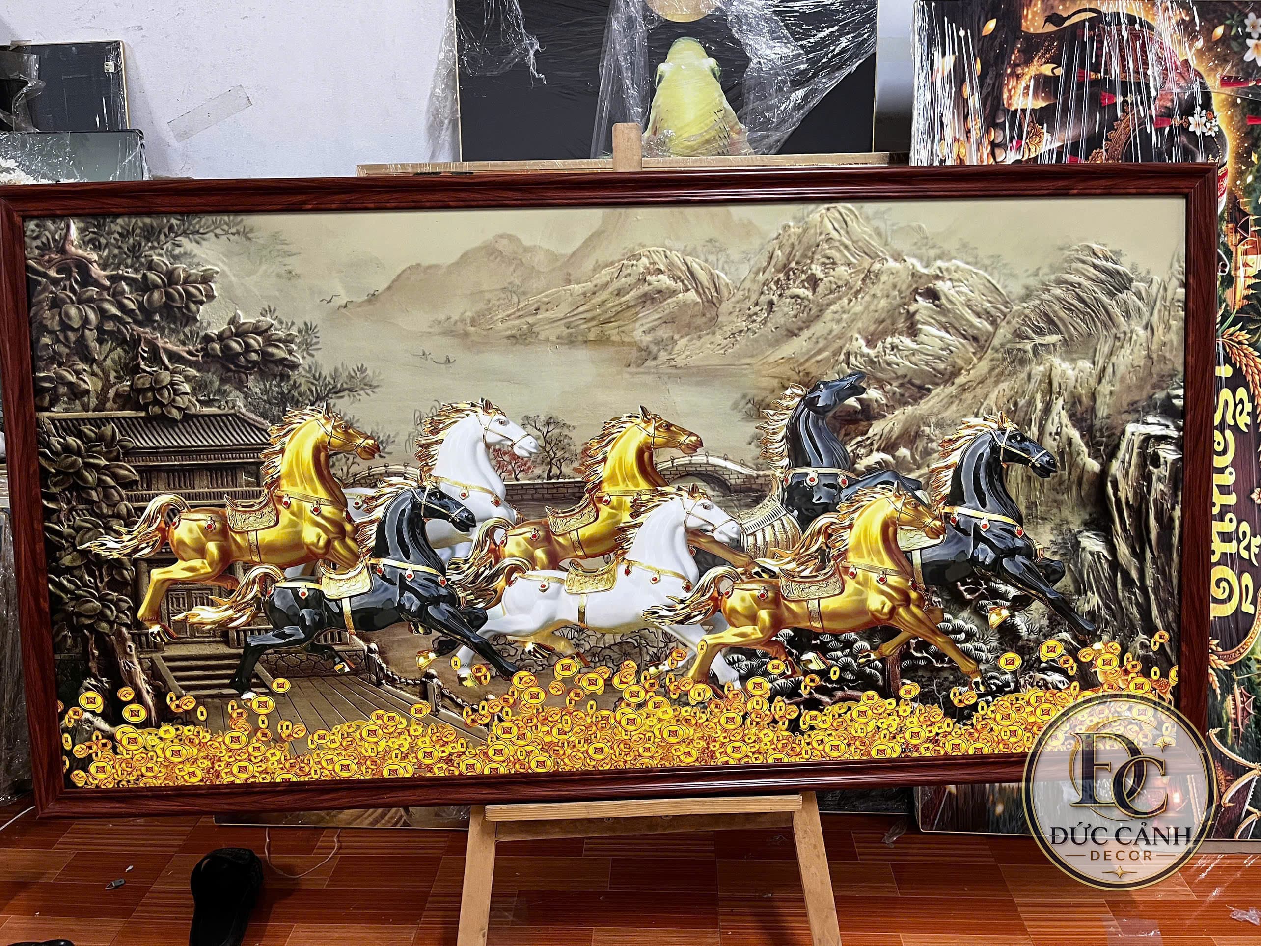 Tranh Mã Đáo Thành Công 8 Ngựa Vàng Tài Lộc Phong Thủy Tráng Gương Ceramic Cao Cấp