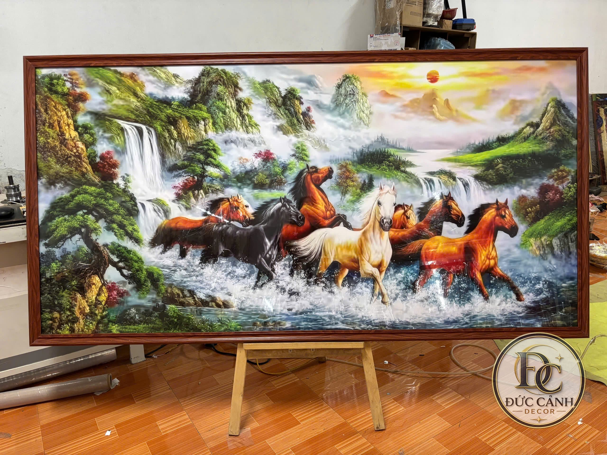 Tranh Mã Đáo Thành Công – Bát Mã Phi Nước Phong Thủy Tráng Gương Ceramic Cao Cấp